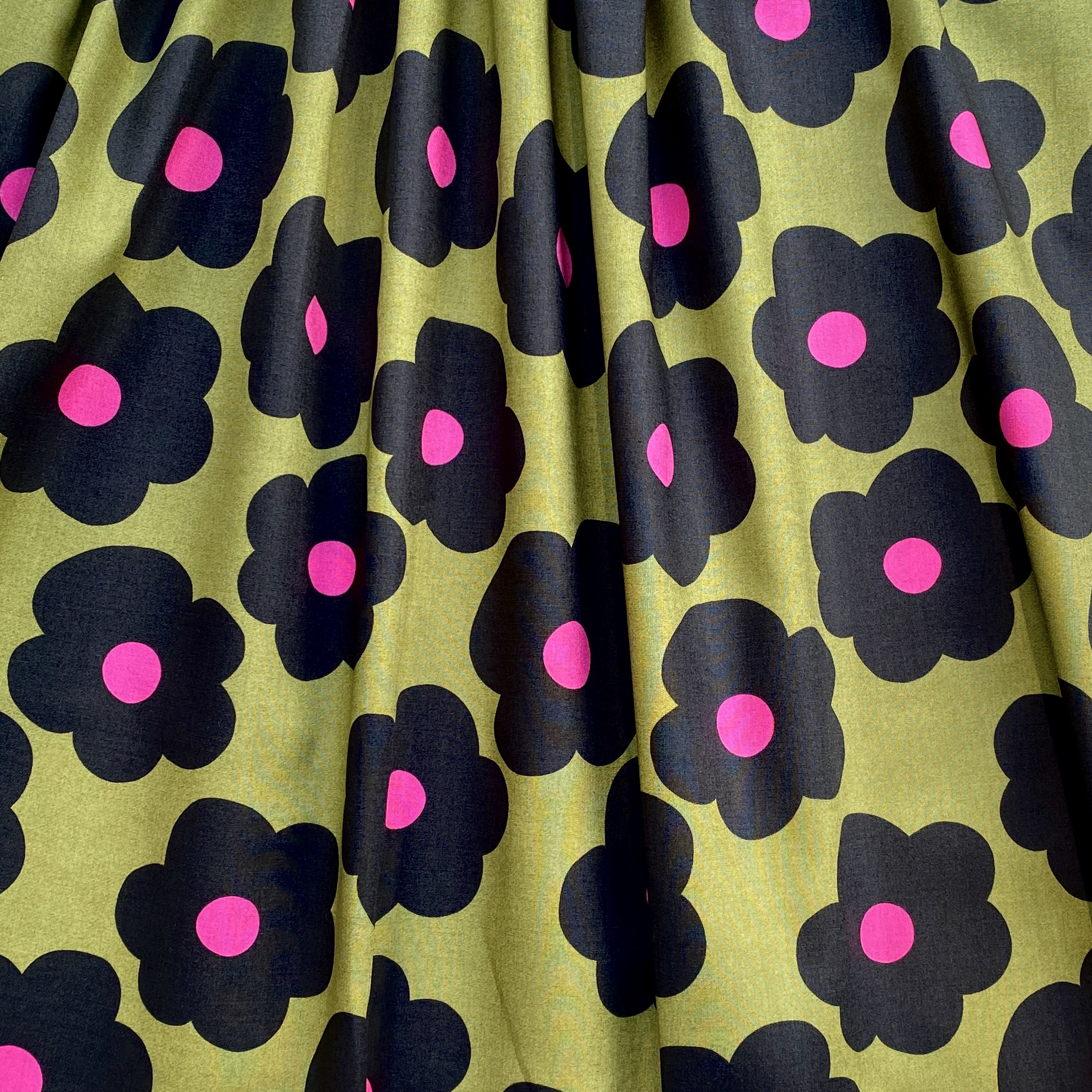 Tissu popeline flower fond kaki