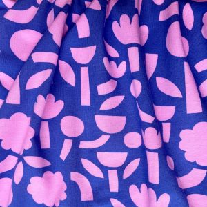 Tissu jersey gots fleurs rose fond bleu