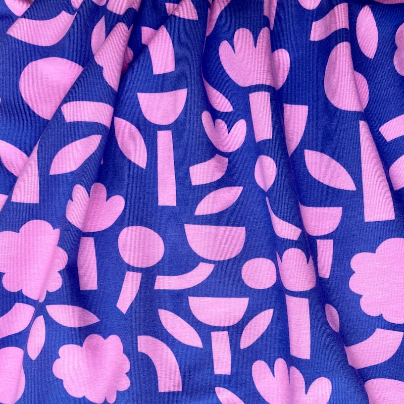 Tissu jersey gots fleurs rose fond bleu