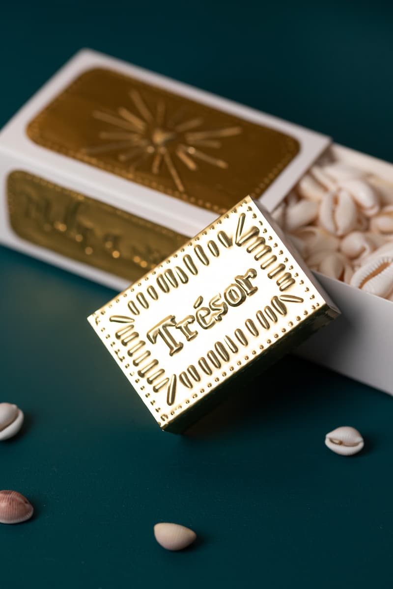 Petites boites à trésors en métal repoussé