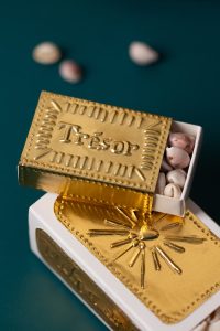 Petites boites à trésors en métal repoussé